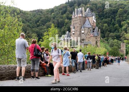 Cochem, Germania, 9. Settembre 2020: Vacanze a casa: A causa delle restrizioni di viaggio all'estero causate dalla crisi di Corona, molti tedeschi trascorrono le loro vacanze nel loro paese. I visitatori si trovano all'ingresso di Burg Eltz in Renania-Palatinato, al quale non sono ammesse più di 200 persone e accettano tempi di attesa di più di un'ora Foto Stock