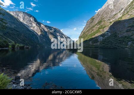 Vista mozzafiato sul Naeroyfjord, patrimonio dell'umanità dell'UNESCO nel comune di Aurland nella contea di Vestland, Norvegia. Foto Stock