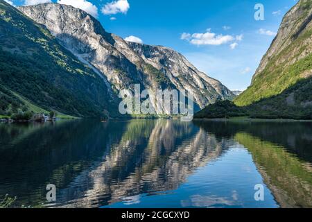 Vista mozzafiato sul Naeroyfjord, patrimonio dell'umanità dell'UNESCO nel comune di Aurland nella contea di Vestland, Norvegia. Foto Stock