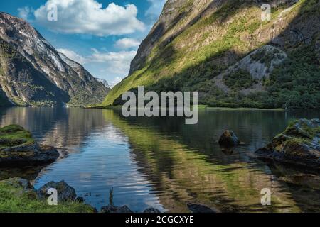 Vista mozzafiato sul Naeroyfjord, patrimonio dell'umanità dell'UNESCO nel comune di Aurland nella contea di Vestland, Norvegia. Foto Stock