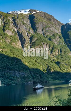 Vista mozzafiato sul Naeroyfjord, patrimonio dell'umanità dell'UNESCO nel comune di Aurland nella contea di Vestland, Norvegia. Foto Stock