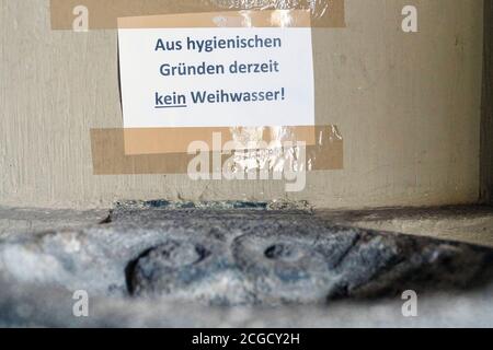 Germania, 9. Settembre 2020: A causa della crisi di Corona, l'acqua santificata non viene utilizzata nelle fonti di acqua Santa nelle chiese cattoliche per motivi igienici. Bacino nella chiesa collegiata di San Martino e San Severus a Münstermaifeld, Germania Foto Stock