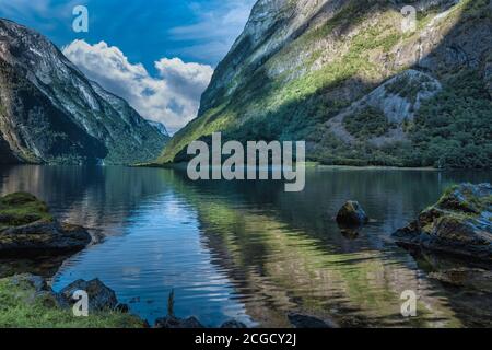 Vista mozzafiato sul Naeroyfjord, patrimonio dell'umanità dell'UNESCO nel comune di Aurland nella contea di Vestland, Norvegia. Foto Stock