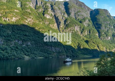 Vista mozzafiato sul Naeroyfjord, patrimonio dell'umanità dell'UNESCO nel comune di Aurland nella contea di Vestland, Norvegia. Foto Stock