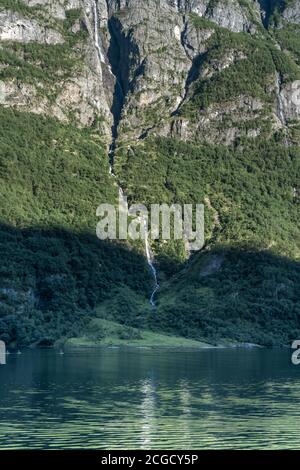 Vista mozzafiato sul Naeroyfjord, patrimonio dell'umanità dell'UNESCO nel comune di Aurland nella contea di Vestland, Norvegia. Foto Stock