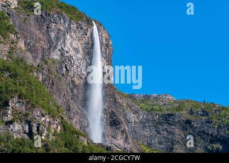 Vista mozzafiato sulle montagne e sulle cascate che circondano il Naeroyfjord, patrimonio dell'umanità dell'UNESCO nel comune di Aurland a Vest Foto Stock