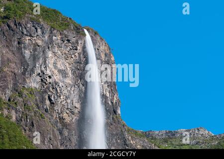 Vista mozzafiato sulle montagne e sulle cascate che circondano il Naeroyfjord, patrimonio dell'umanità dell'UNESCO nel comune di Aurland a Vest Foto Stock