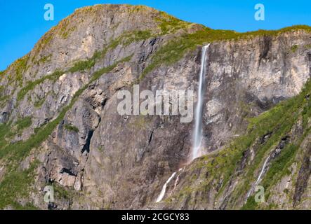 Vista mozzafiato sulle montagne e sulle cascate che circondano il Naeroyfjord, patrimonio dell'umanità dell'UNESCO nel comune di Aurland a Vest Foto Stock