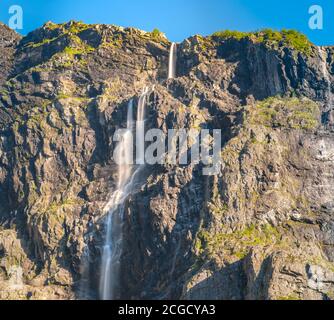 Vista mozzafiato sulle montagne e sulle cascate che circondano il Naeroyfjord, patrimonio dell'umanità dell'UNESCO nel comune di Aurland a Vest Foto Stock