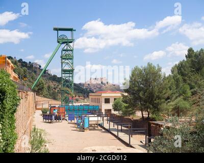 Zona industriale vicino alle miniere di sale di Cardona con il Castello di Cardona all'orizzonte, Spagna Foto Stock