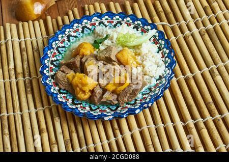 La tagine di agnello persiana, stufato scaldante, viene speziata con cannella e cumino e dolcificata con albicocche Foto Stock