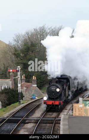 '30120' e 'Manston' dirigono due volte un treno attraverso la Stazione del Castello di Corfe. Foto Stock