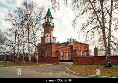 L'antica moschea Tatar (1892), un monumento di culto musulmano architettura del 19 ° secolo in un autunno, giorno nuvoloso. Yeniseisk. Russia. Foto Stock