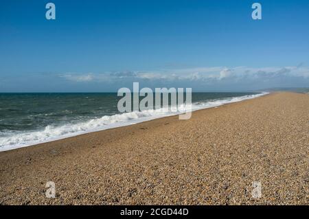 Chesil Beach, a volte chiamata Chesil Bank, è una lunga spiaggia di ghiaia a Dorset, Regno Unito. Corre per una lunghezza di 29 chilometri (18 miglia) da West Bay al Foto Stock