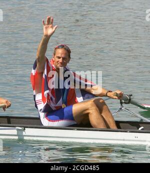 Steve Redgrave saluta il sostegno britannico dopo aver vinto la sua quinta medaglia d'oro consecutiva. SYDNEY OLYMPICS - 9/2000/23 PICTURE CREDIT : MARK PAIN Foto Stock