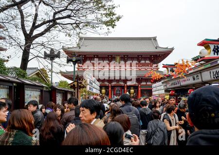 Tempio Sensoji (浅草寺, Sensōji, noto anche come tempio Asakusa Kannon) ad Asakusa, Tokyo. Foto Stock
