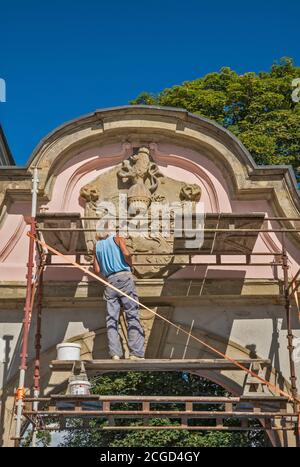 Ristrutturando cartouche con stemma della famiglia Zerotin al cancello al Castello di Zerotin, 16 ° secolo, a Valasske Mezirici, Moravia, Regione Zlin, Czechia Foto Stock