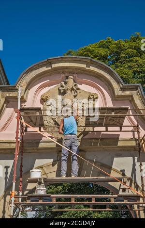Ristrutturando cartouche con stemma della famiglia Zerotin al cancello al Castello di Zerotin, 16 ° secolo, a Valasske Mezirici, Moravia, Regione Zlin, Czechia Foto Stock