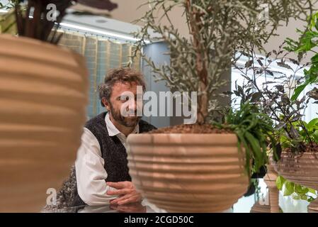 Londra, Regno Unito. 10 settembre 2020. Thomas Heatherwick di Heatherwick Studio con 'Stem'. Anteprima di Connected: Made Together, Apart at the Design Museum come parte del London Design Festival. Nove designer internazionali, tra cui Thomas Heatherwick (Regno Unito), Maria Bruun (Danimarca) e Studiopepe (Italia), sono stati sfidati a creare un tavolo e un tavolo per il loro uso personale per adattarsi ai nuovi modi di vivere e lavorare a casa durante la pandemia del coronavirus in corso. I lavori sono in mostra dal 11 settembre al 11 ottobre 2020. Credit: Stephen Chung / Alamy Live News Foto Stock