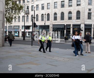 Londra, Regno Unito. 10 settembre 2020. Due funzionari di polizia in servizio nello Strand, Londra. Londra rimane ancora molto tranquilla e priva di turisti, come Lockdown continua a causa del Coronavirus in tutto il mondo. Credit: Keith Larby/Alamy Live News Foto Stock