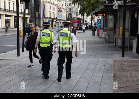 Londra, Regno Unito. 10 settembre 2020. Due funzionari di polizia in servizio nello Strand, Londra. Londra rimane ancora molto tranquilla e priva di turisti, come Lockdown continua a causa del Coronavirus in tutto il mondo. Credit: Keith Larby/Alamy Live News Foto Stock