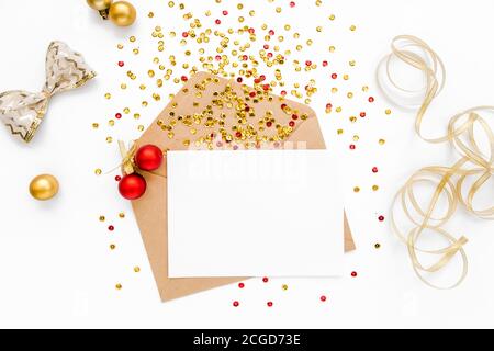 Scrivania in stile con busta, carta bianca e decorazioni natalizie. Disposizione piatta. Modello di mockup. Vista dall'alto Foto Stock