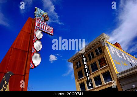 Dettaglio del famoso cartello del Chief Theatre a Pocatello, punto di riferimento dell'Idaho Foto Stock