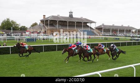 Pista guidata dal fantino William Buick (a sinistra) sulla strada per vincere il bet365 Park Hill Fillies' Stakes durante il secondo giorno del William Hill St Leger Festival all'ippodromo di Doncaster. Foto Stock