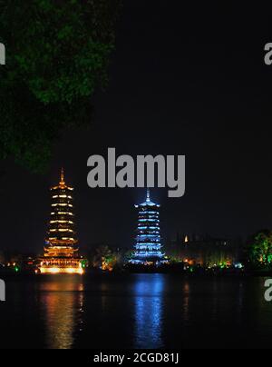 Le Pagode del Sole e della Luna a Guilin, provincia di Guangxi, Cina. Queste pagode gemelle fanno parte dello scenario del lago Shan (Shanhu) nel centro di Guilin. Foto Stock