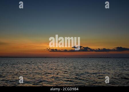 Alba sul brillante oceano con un bel paesaggio nuvoloso Foto Stock