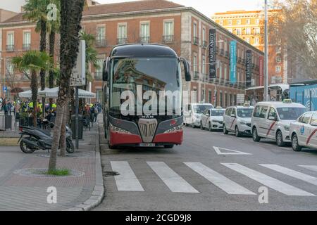 MADRID, SPAGNA - 19 FEBBRAIO 2020: Autobus passeggeri e taxi bianchi al terminal centrale della città di Madrid. Foto Stock