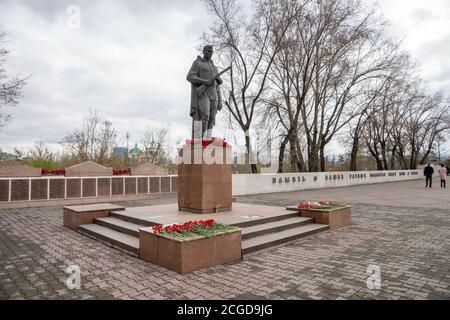 Monumento ai soldati della seconda guerra mondiale (Alesha) vicino al Memoriale della Vittoria nella città di Krasnoyarsk durante la celebrazione della Festa della Vittoria. Foto Stock