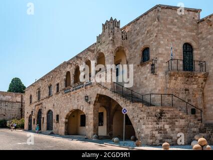 Rodi / Grecia - Agosto 14 2016: La Galleria d'Arte Municipale, ospitata in un vecchio edificio a due piani su Piazza Simi. Foto Stock