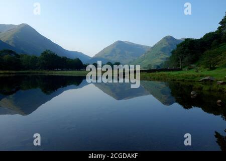 I Wainwrights 'Caudale Moor, Middle Dodd & High Hartsop Dodd si sono riflessi nel lago Brothers Water nel Lake District National Park, Cumbria UK. Foto Stock