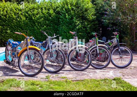 Una fila di Speedway Bikes la piscina Foto Stock