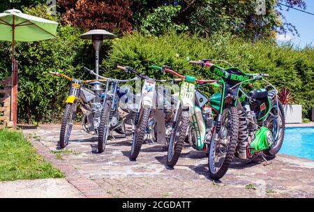 Una fila di Speedway Bikes la piscina Foto Stock