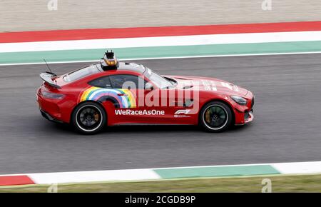 Scarperia e San Piero, Firenze, Italia. 10 settembre 2020. La Mercedes AMG Red Safety Car in azione durante la Formula 1 Pirelli Gran Premio della Toscana Ferrari 1000, 2020 Gran Premio di Toscana, dal 11 al 13 settembre 2020 sull'Autodromo Internazionale del Mugello, a Scarperia e San Piero, vicino Firenze, Italia - Photo DPPI Credit: LM/DPPI/DPPI/Alamy Live News Foto Stock