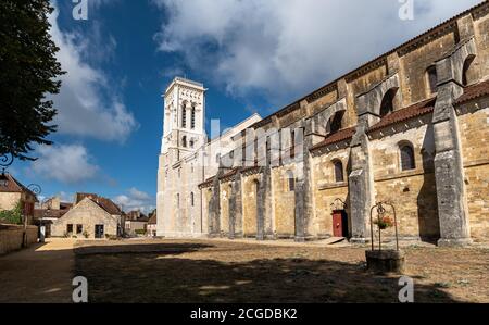 Facciata dell'Abbazia di Vezelay dopo il suo recente restauro. La chiesa che si trova in Borgogna è stata aggiunta alla lista UNESCO dei siti del Patrimonio Mondiale nel 1979. Foto Stock