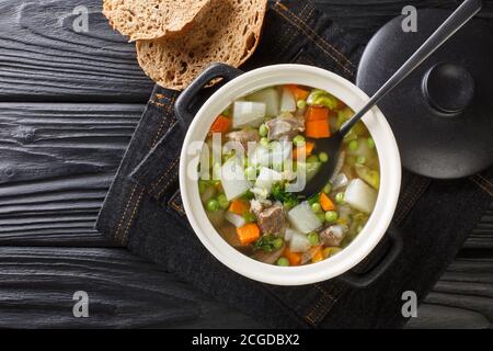 Hairst Bree Harvest Broth tradizionale ricetta scozzese per un classico e abbondante brodo di carne di agnello misto verdure estive. Vista orizzontale dall'alto Foto Stock