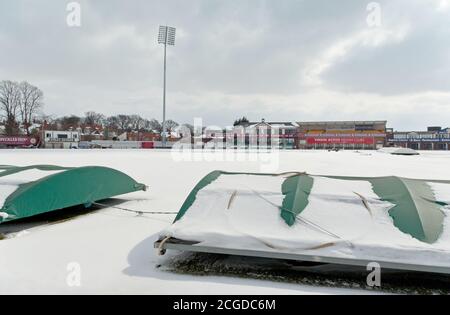 Neve inaspettata poco prima dell'inizio della stagione, County Ground, Northampton, Regno Unito; sede del Northamptonshire County Cricket Club. Foto Stock