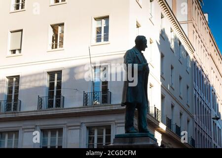 L'Italia, Lombardia, Milano, Piazza San Fedele Square, Alessandro Manzoni monumento di Francesco Barzaghi Foto Stock