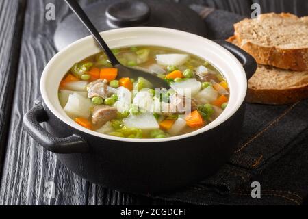 Ricetta tradizionale scozzese Hairst Bree Hotch Potch zuppa primo piano in una pentola sul tavolo. Orizzontale Foto Stock