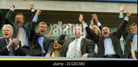 IL PROPRIETARIO DEL CHELSEA ROMAN ABRAMOVICH CELEBRA CON I SUOI AMICI COME CHELSEA SEGNA IL LORO PRIMO GOL SOTTO LA SUA PROPRIETÀ. IMMAGINE: MARK PAIN / ALAMY Foto Stock