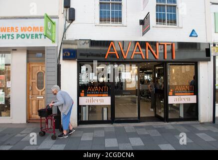 Maidenhead, Berkshire, Regno Unito. 10 settembre 2020. Il numero di casi positivi di test Covid-19 nel Royal Borough di Maidenhead e Windsor è aumentato di 10 casi nelle ultime 24 ore. A causa dell'impennata di nuovi casi in varie parti dell'Inghilterra, il governo ha introdotto nuove restrizioni a partire da lunedì prossima settimana, in base alle quali solo sei persone possono ora socializzare insieme. Ci sono alcune eccezioni limitate a questo. Credit: Maureen McLean/Alamy Live News Foto Stock