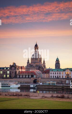 Dresda, Germania. Immagine della città dello skyline di Dresda, Germania con la cattedrale di Dresda durante lo splendido tramonto. Foto Stock