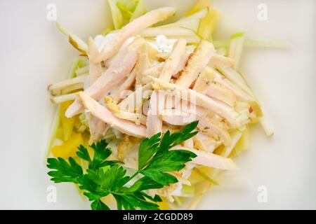 Macro foto di insalata con prosciutto, mela, ananas e maionese Foto Stock