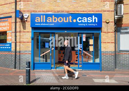 Maidenhead, Berkshire, Regno Unito. 10 settembre 2020. Un uomo passa davanti a un negozio di contanti. Il numero di casi positivi di test Covid-19 nel Royal Borough di Maidenhead e Windsor è aumentato di 10 casi nelle ultime 24 ore. A causa dell'impennata di nuovi casi in varie parti dell'Inghilterra, il governo ha introdotto nuove restrizioni a partire da lunedì prossima settimana, in base alle quali solo sei persone possono ora socializzare insieme. Ci sono alcune eccezioni limitate a questo. Credit: Maureen McLean/Alamy Live News Foto Stock