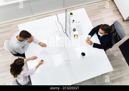 Giovane Family Couple Meeting Consulente o Avvocato con maschere facciali Foto Stock