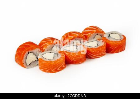 Sushi roll Philadelphia con formaggio su un piatto bianco, sushi giapponese classico. Cucina tradizionale giapponese con maki. Deliziosi pezzi di sushi. per il menu del ristorante. copyspace. Foto Stock