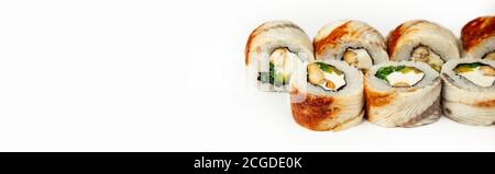 Rotolo di sushi con anguilla e insalata di chuka su un piatto bianco, sushi giapponese classico. Cucina tradizionale giapponese con maki. Deliziosi pezzi di sushi. per il menu del ristorante. copyspace. Foto Stock